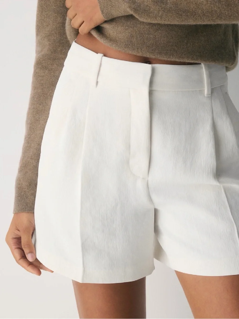 Aritzia White Tailored High-Waist Pleated Women’s Shorts
